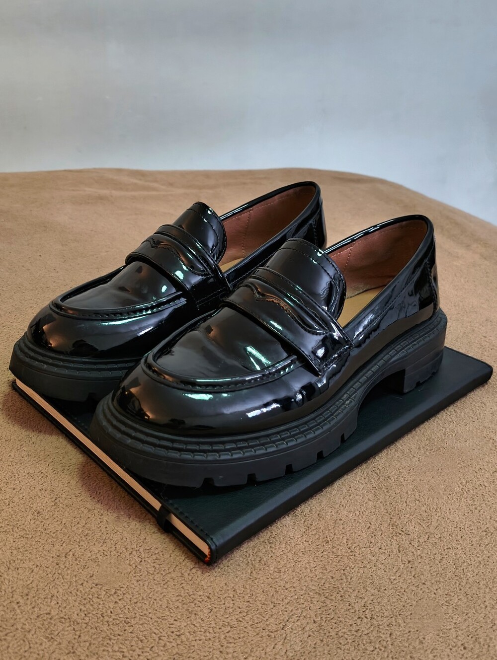 Chunky Lug Sole Black Glossy Penny Loafers Women’s 6.5